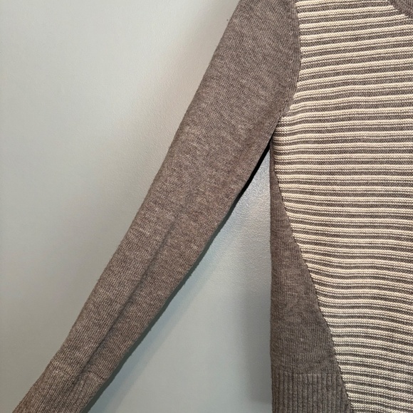 EUC Athleta Noe 100% Merino Wool Striped Hoodie Sweater Size XS - Picture 5 of 8